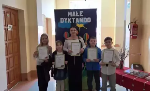Dzieci z dyplomami za udział w konkursie ortograficznym.
